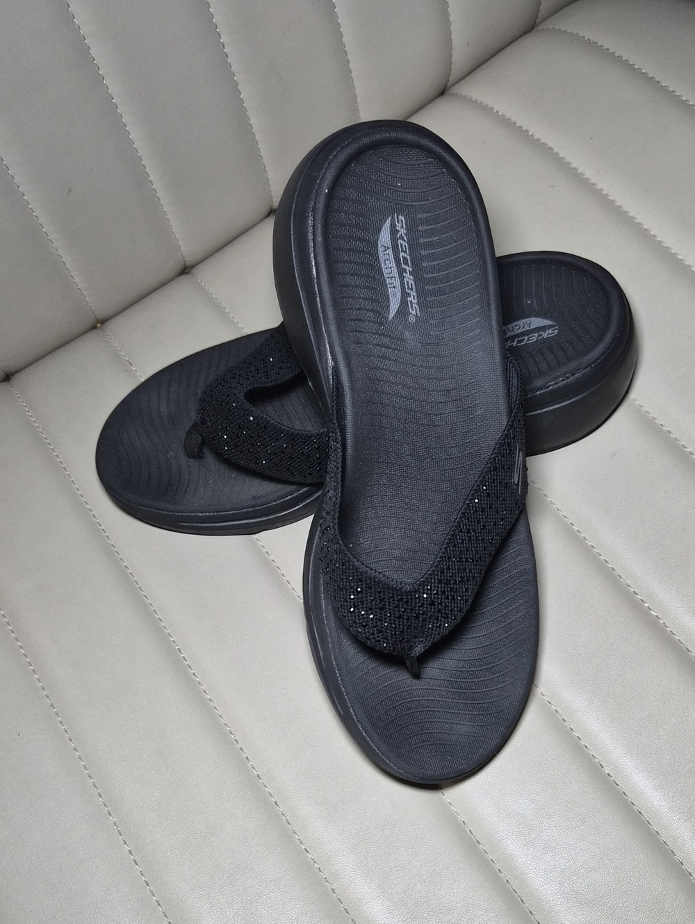 Skechers Women's Black Thong Sandals Size 8 Bling Bedazzled Y2K Flip Flops
